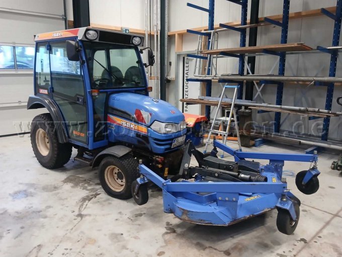 Seitenansicht Iseki + Mähwerk