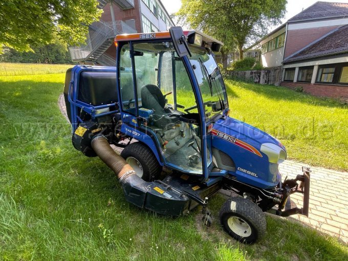 1 ISEKI TXG 237 A Kompakttraktor inkl. Mähwerk und Grasaufnahme – foto 2 – kavel bij Zoll-Auktion, Romrod