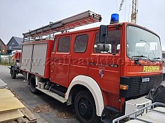 seitlicher Anblick, die Leiter ist beim Kauf enthalten, ein paar Roststellen an den Türen