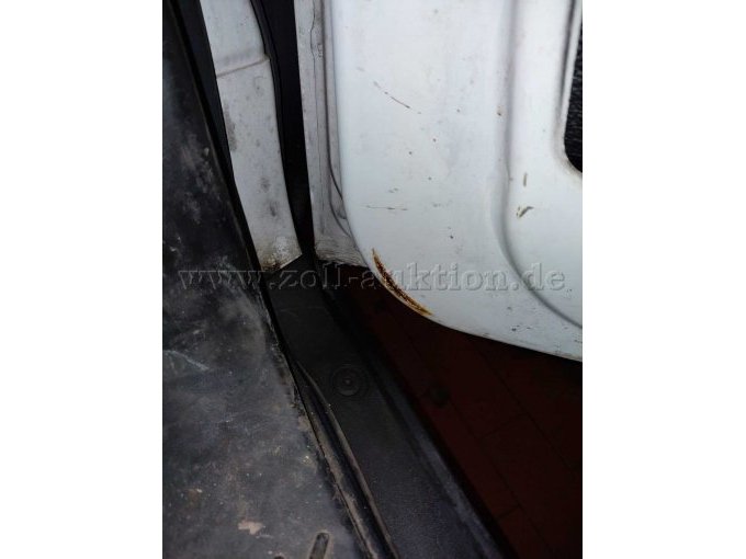 Bild 11:
Beifahrertür mit Anrostungen unten