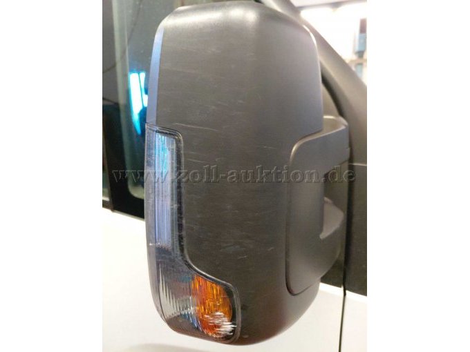 Bild 16:
rechter Außenspiegel mit verkratztem Blinker-Glas