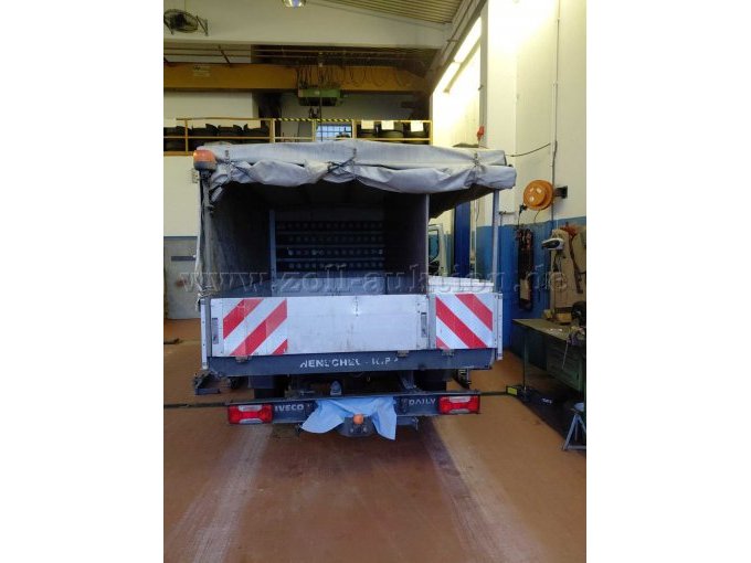 Bild 5:
Heckansicht, Ladefläche (geteilt) und Kugelanhängerkupplung, Falle verkratzt und leichte Dellen, Rundumleuchte hinten links