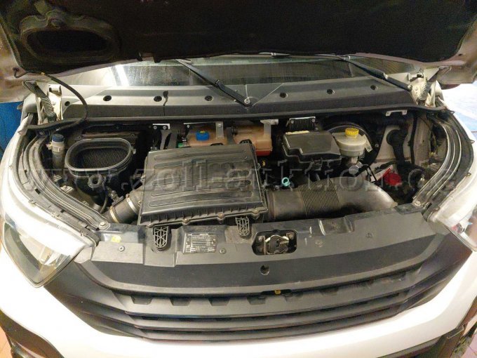 Bild 8:
Ansicht Motorinnenraum