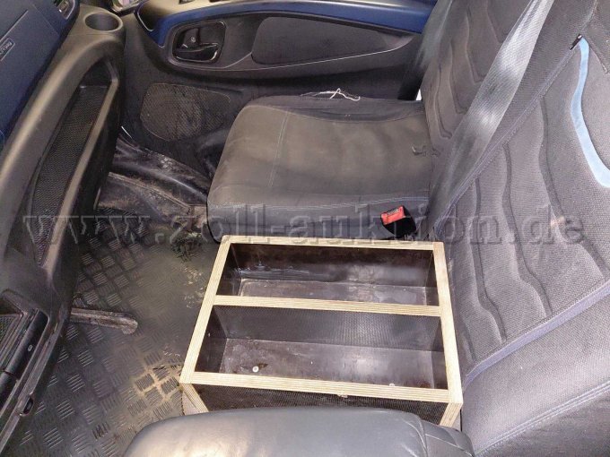 Bild 13:
Ansicht Mittelkonsole (fest verankert) und Beifahrersitz (verschlissen)