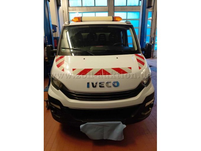 Bild 1:
Frontansicht mit Markierung und Rundumlichtbalken