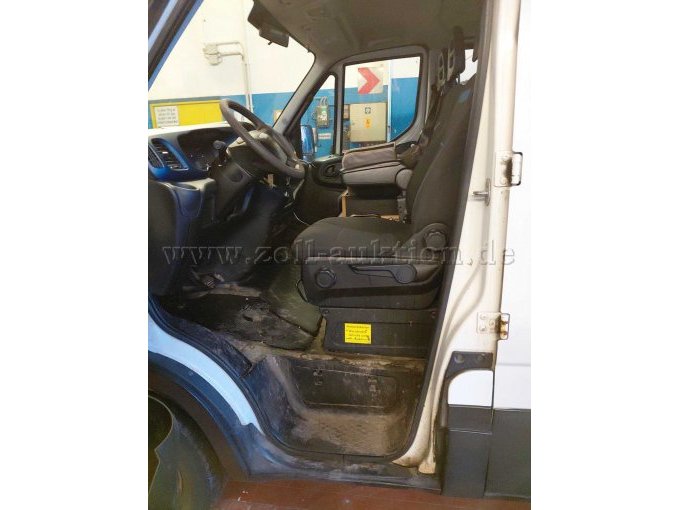 Bild 9:
Einstieg Fahrerseite mit Anrostungen