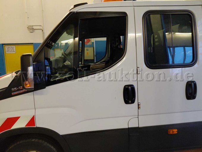 Bild 3:
Ansicht Fahrerkabine linke Seite mit Anrostungen am Scharnier der hinteren Tür