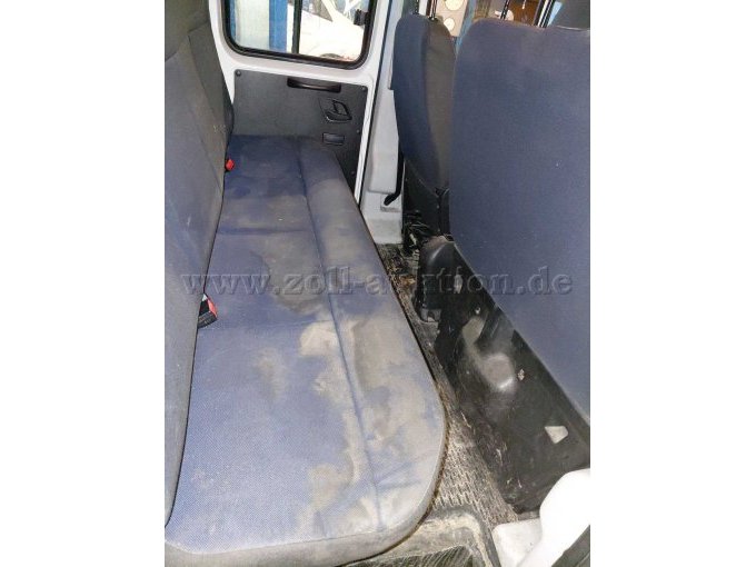 Bild 15:
Rückbank stark verschlissen und verschmutzt