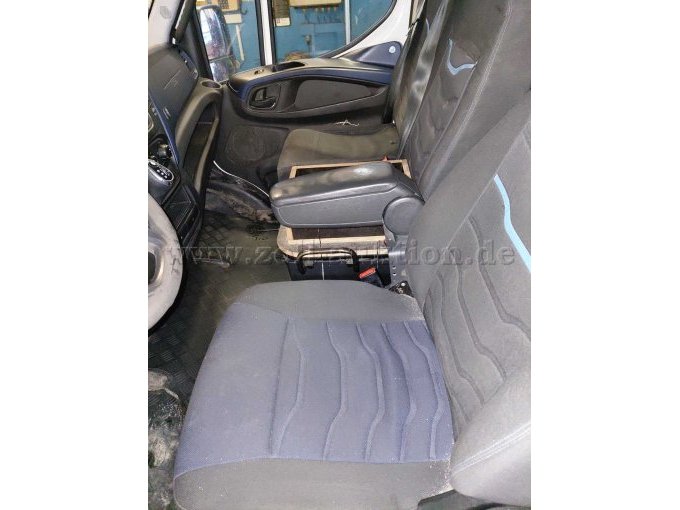 Bild 14:
Fahrersitz mit Abnutzungen