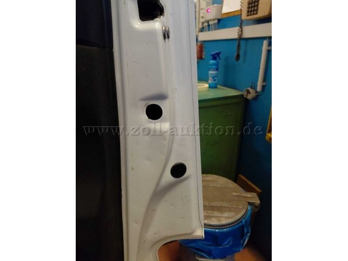 Bild12:
Beifahrertür mit Kratzern und Dellen innen