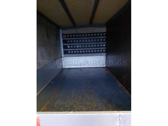 Bild 20:
Ladefläche mit Rückwand und Abplatzungen des Bodens