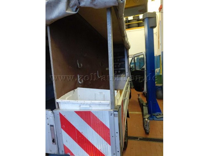 Bild 6:
Ansicht der geteilten Ladefläche