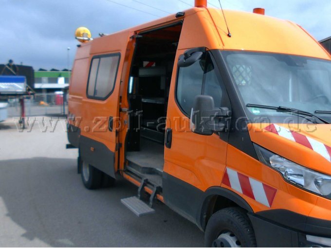IVECO Daily von Seite rechts mit Trittstufe manuel klappbar