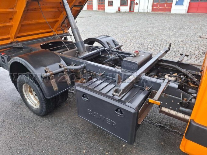 Seite links mit Kunststoffbox