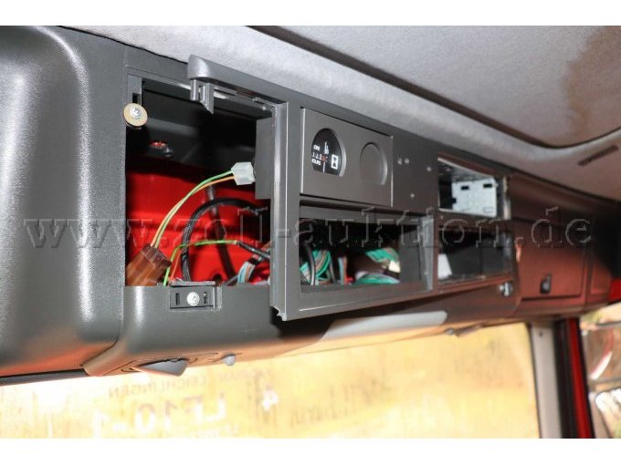 Konsole über Fahrer und Beifahrer