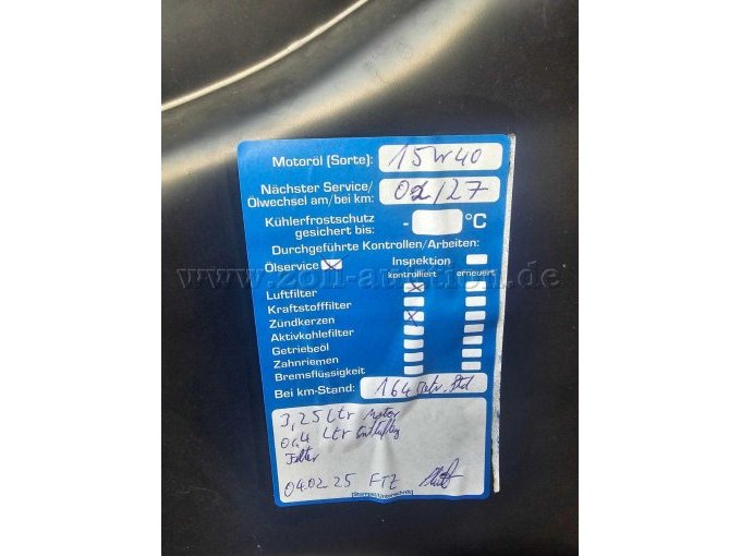 Aufkleber vom Ölservice. Der nächste Ölwechsel wird im Februar 2027 oder bei 164 Betriebsstunden empfohlen. Das Motoröl ist 15w40.