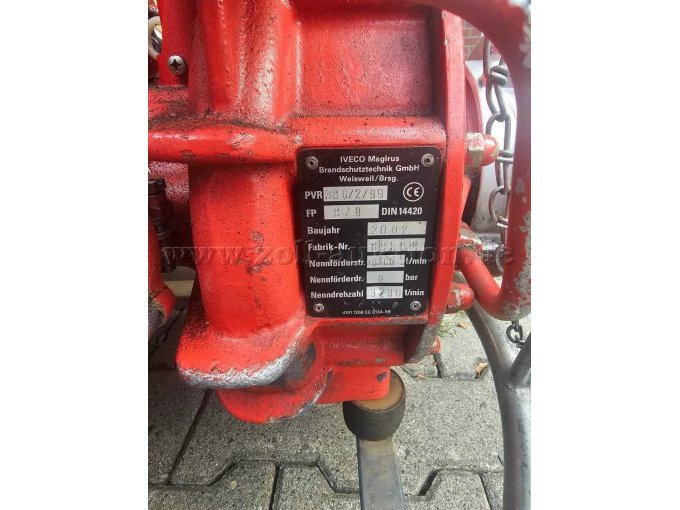 Typenschild. Beispielhaft auch die diversen Lackabplatzer am Metallgestell der TS.