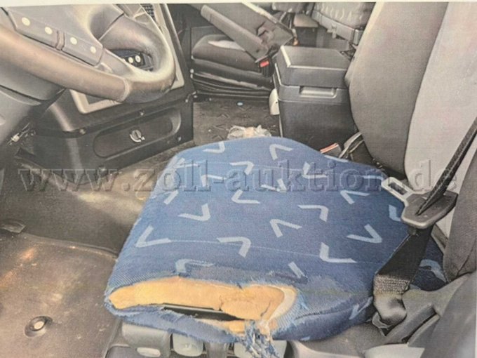 Fahrersitz seitlich gerissen