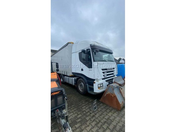 Sattelzugmaschine + Anhänger seitlich