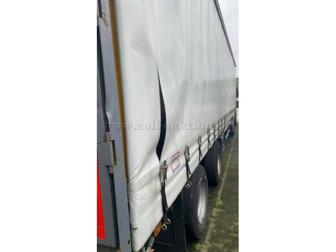 Anhänger (seitlich gerissene Plane)