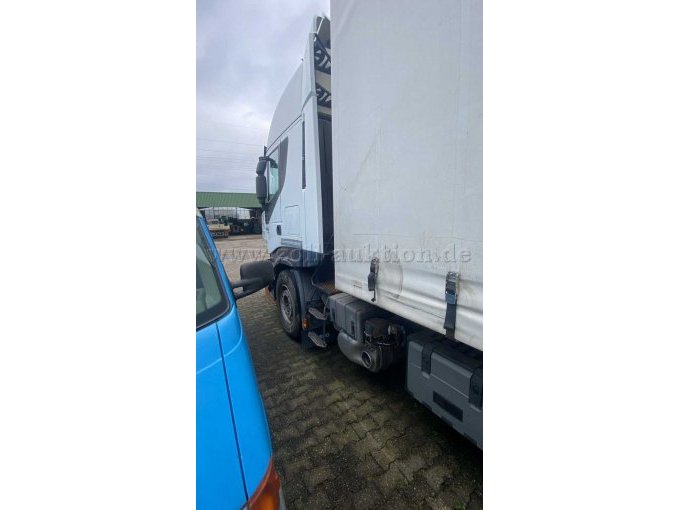 Sattelzugmaschine + Anhänger seitlich