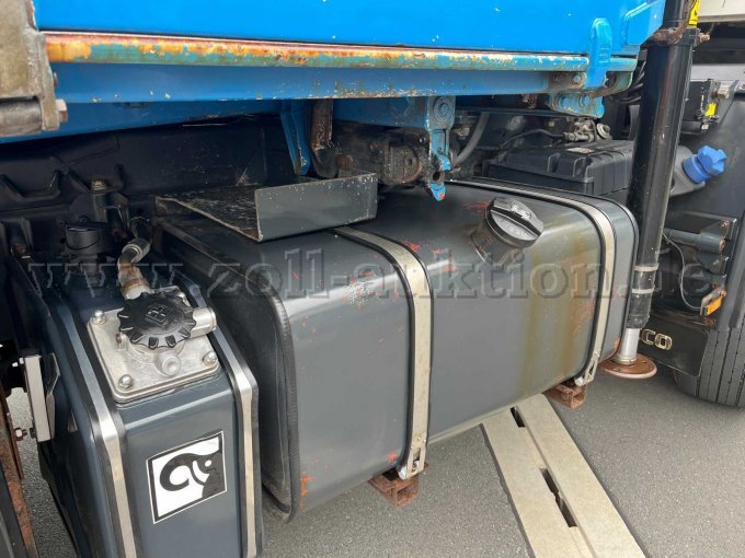 Ansicht: rechts, Kraftstofftank und Hydrauliktank