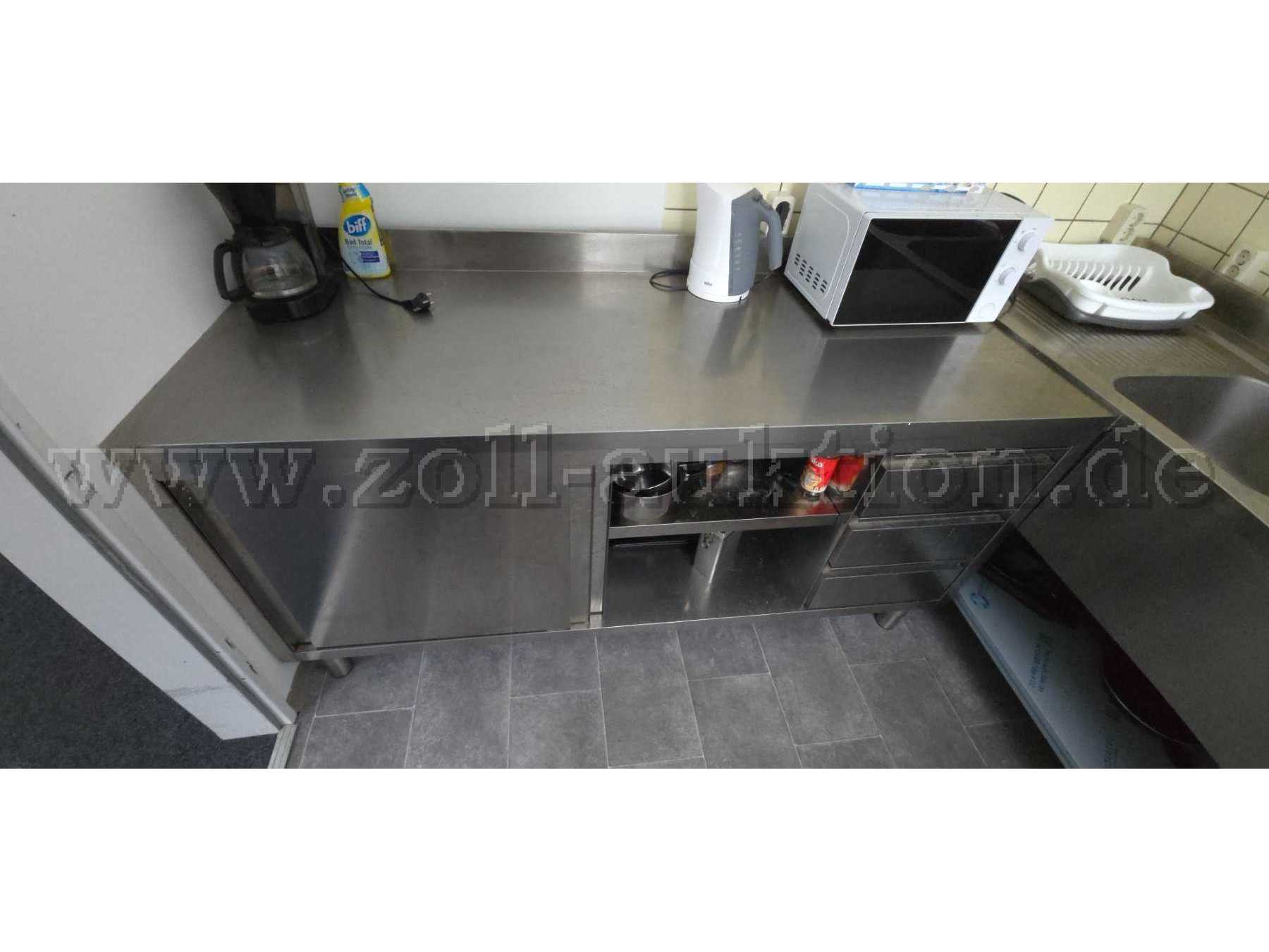 Frontansicht Schrank mit Schiebetüren und Auszügen