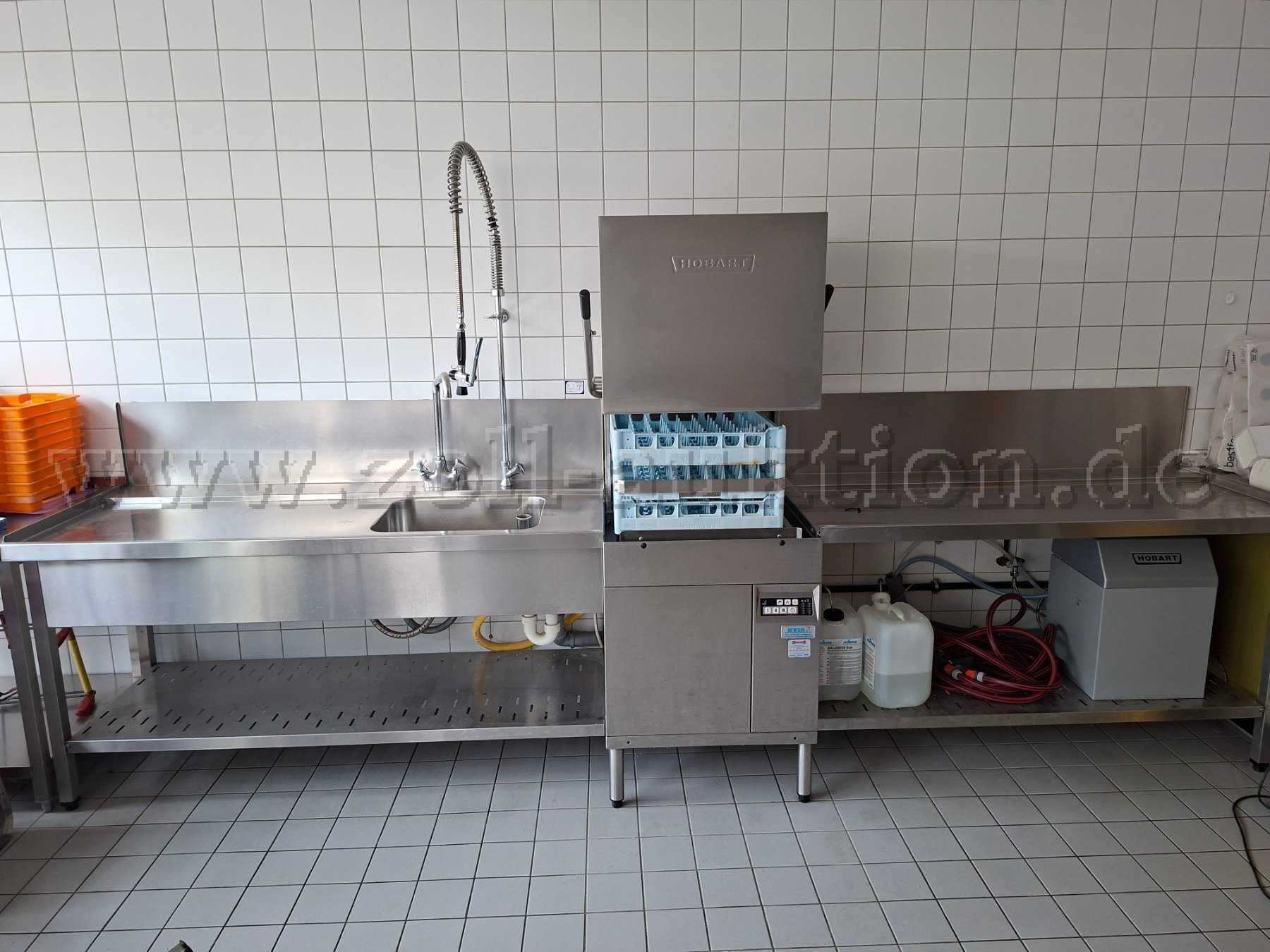Maschine mit Anstelltische