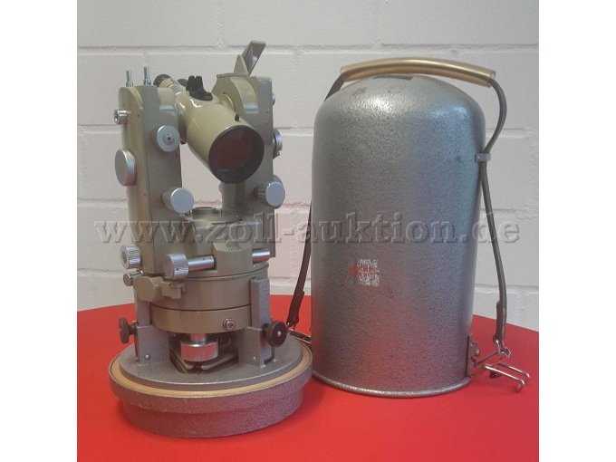 Instrument und Transportbehälter Vorne seitlich -1-