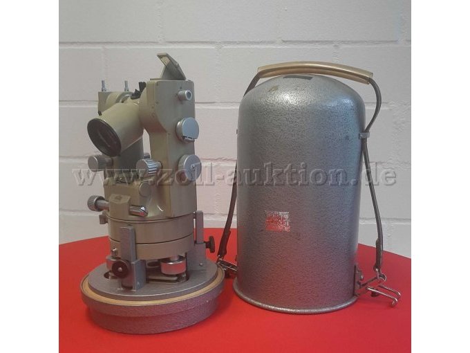 Instrument und Transportbehälter Vorne seitlich -2-