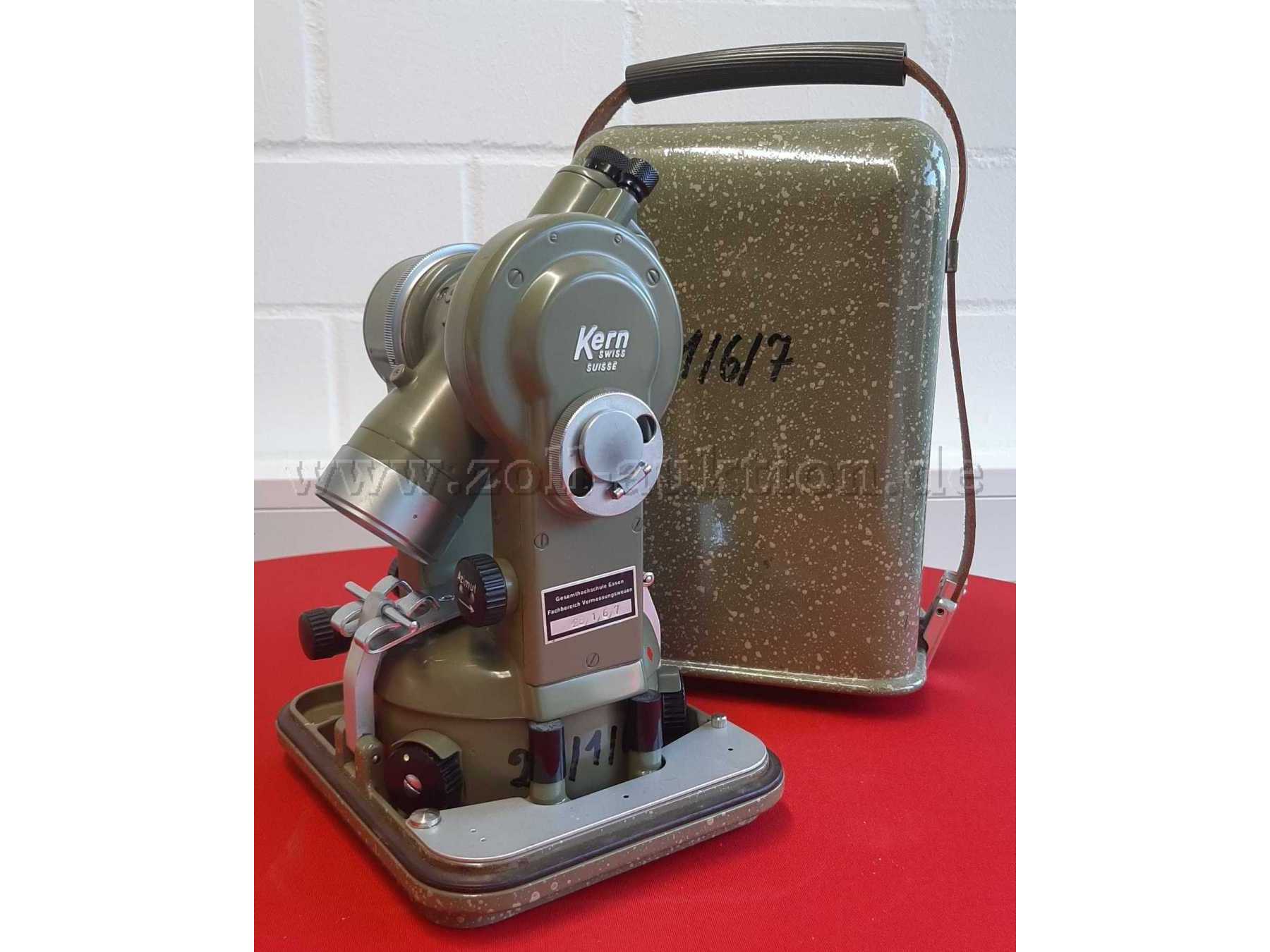 Instrument und Transportbehälter
Vorne seitlich -1-