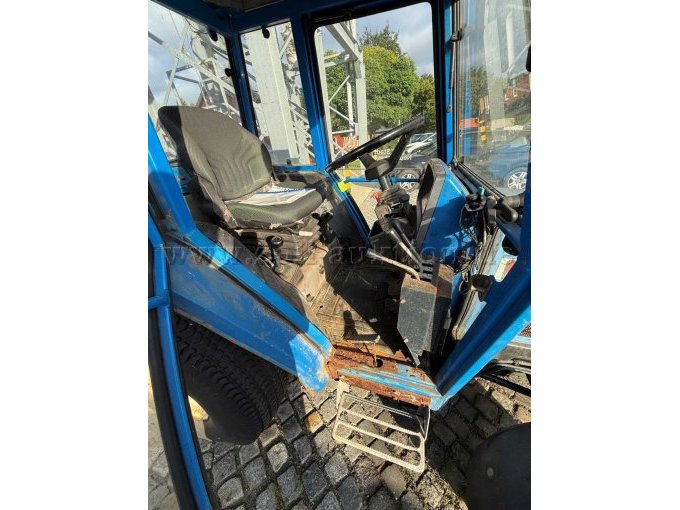 Iseki 5035 A Innenraum links a