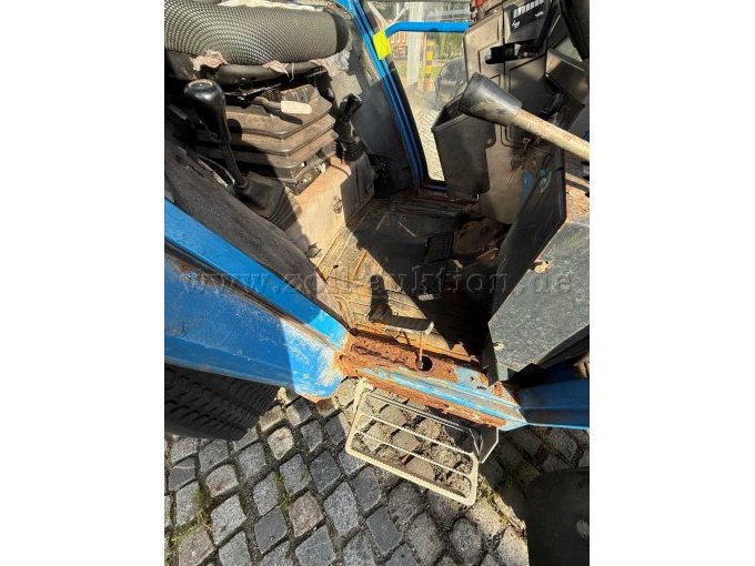 Iseki 5035 A Innenraum links b