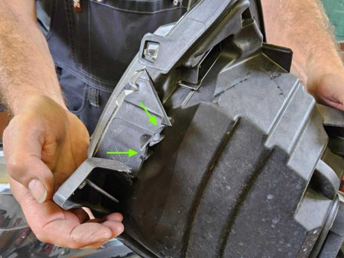 Hauptscheinwerfer rechts gebrochen