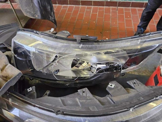 Hauptscheinwerfer links gebrochen