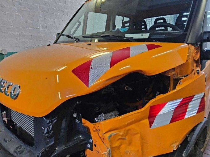 Motorhaube eingedrückt und deformiert