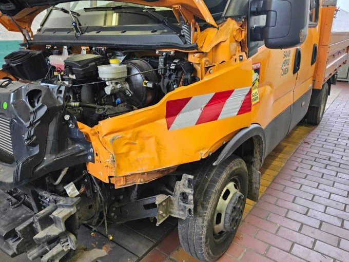 Kotflügel vorne links deformiert, Radhaus eingeknickt