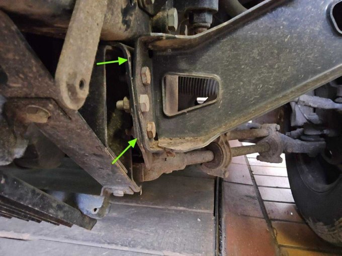 Halter / Konsole vorne links verformt