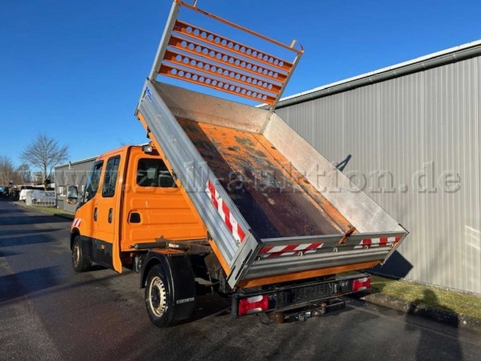 Iveco von hinten links