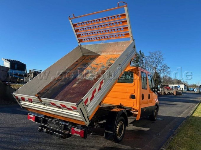 Iveco von hinten rechts