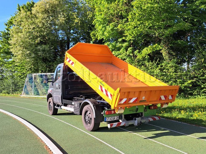 hinten links mit angehobenen Abrollcontainer
