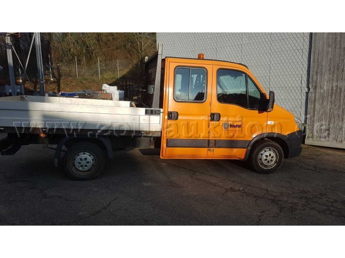 Beifahrerseite des Iveco Daily mit Seitenschaden