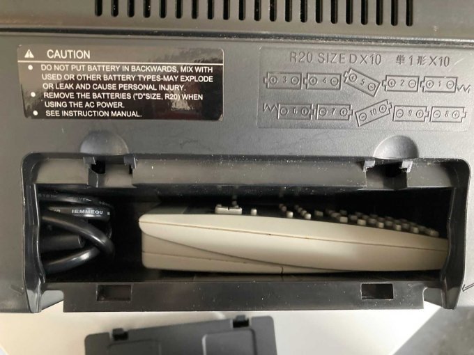 Batteriefach, jetzt Aufbewahrung Fernbedienung und Anschlusskabel Strom