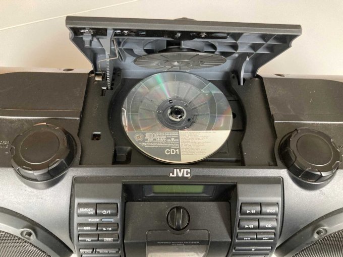 CD-Fach (mit eingelegter CD-im Lieferumfang enthalten)