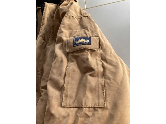 Handytasche und Patch auf Ärmel