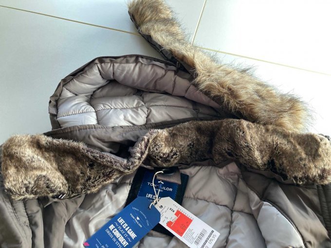 abnehmbares Fell an Kapuze