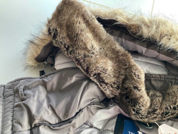 abnehmbare Kapuze und Fell im Nacken