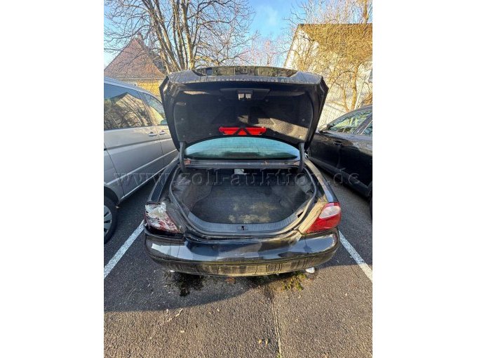 Auktionsgegenstand von hinten mit geöffnetem Kofferraum