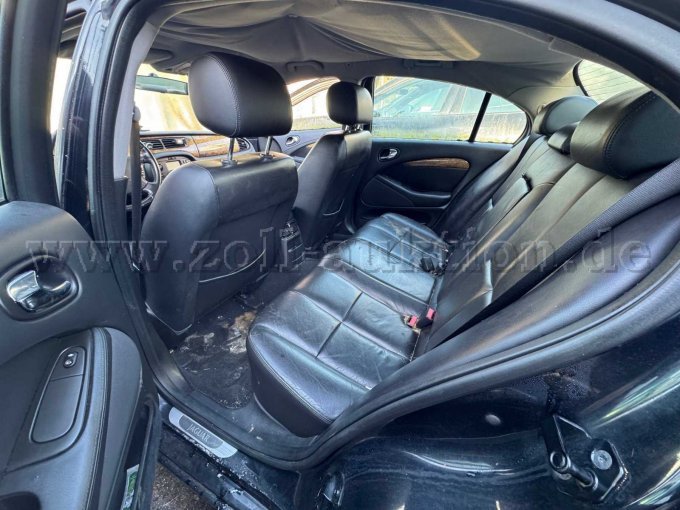 Innenansicht hinten von der Fahrerseite