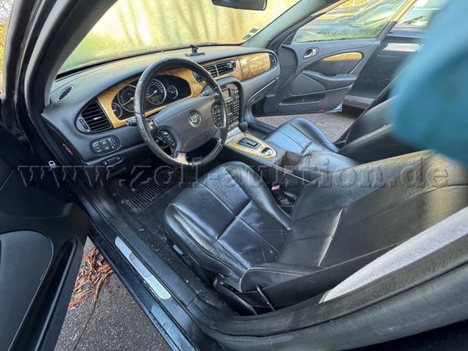 Innenansicht vorne von der Fahrerseite